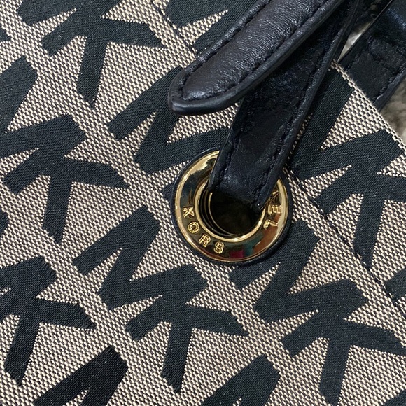 ๐ Michael kors EUC jet set xl gray black tote bag ๐ - Picture 7 of 13